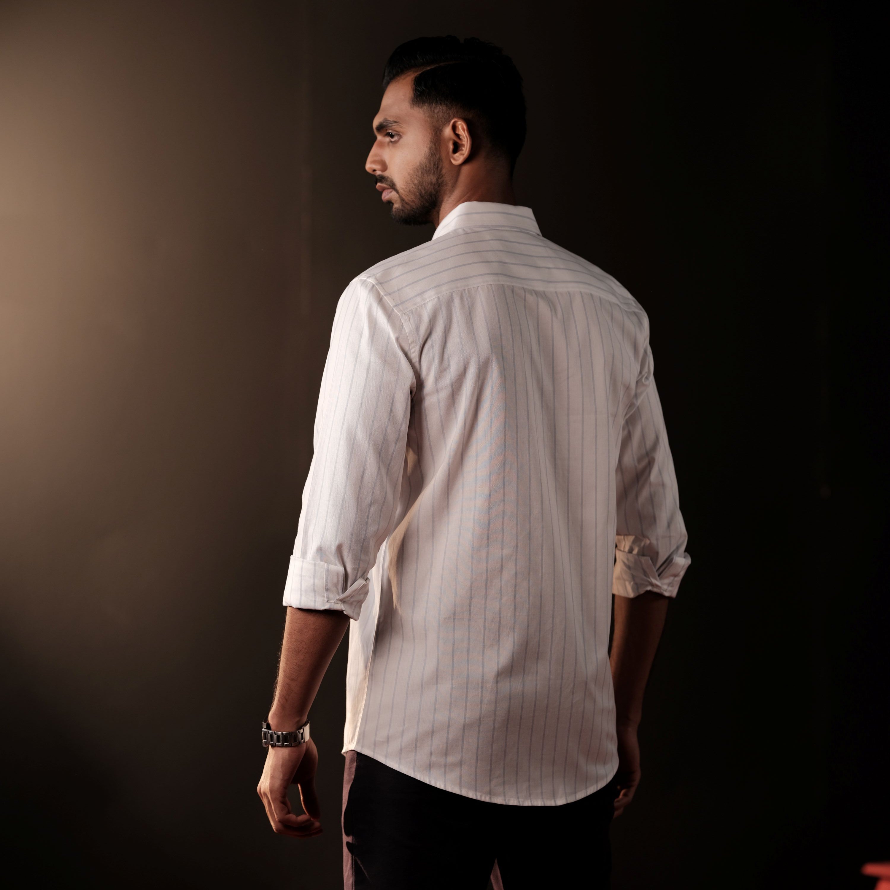 Garajlar orqasiga siyayotgan odamlarning kozdan kechiruvchi videosi